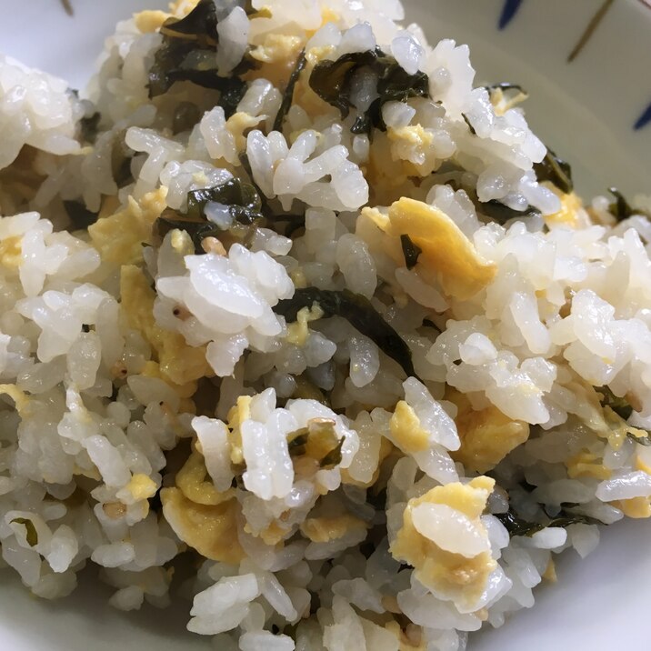 ごま油が効いた！大根葉の佃煮と炒り卵の混ぜご飯